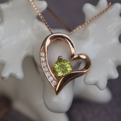 Heart shape pendant natural peridot pendant 925 sterling silver elegant pendant love for women for girlfriend