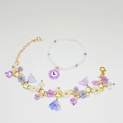  purple lily bracelet set with glass beads, gold plated wire and clasp