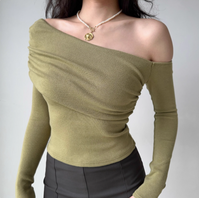 Off-shoulder long-sleeved T-shirt with slanted neckline