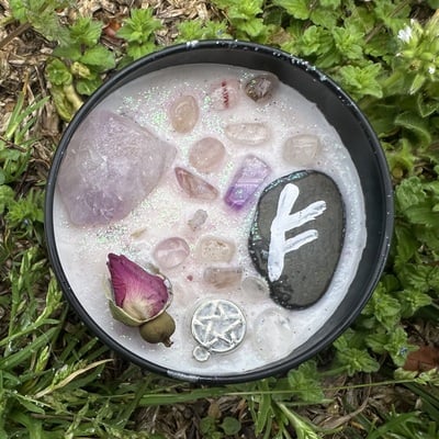 Small freyja altar candle