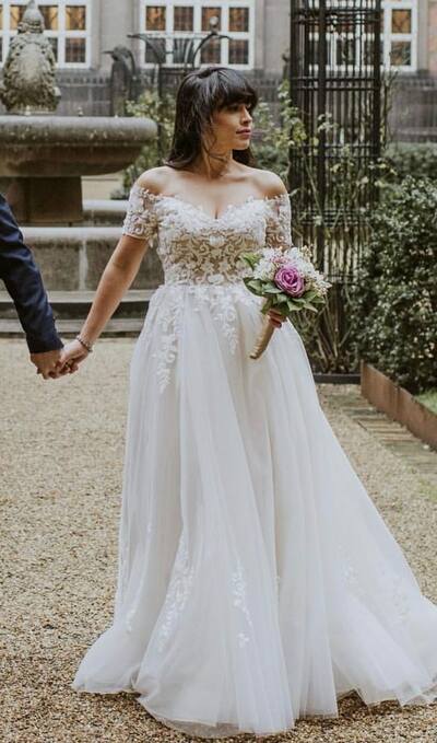 Simple A Line Off the Shoulder Lace Appliques Wedding Dress Bridal Gown Wedding Gown