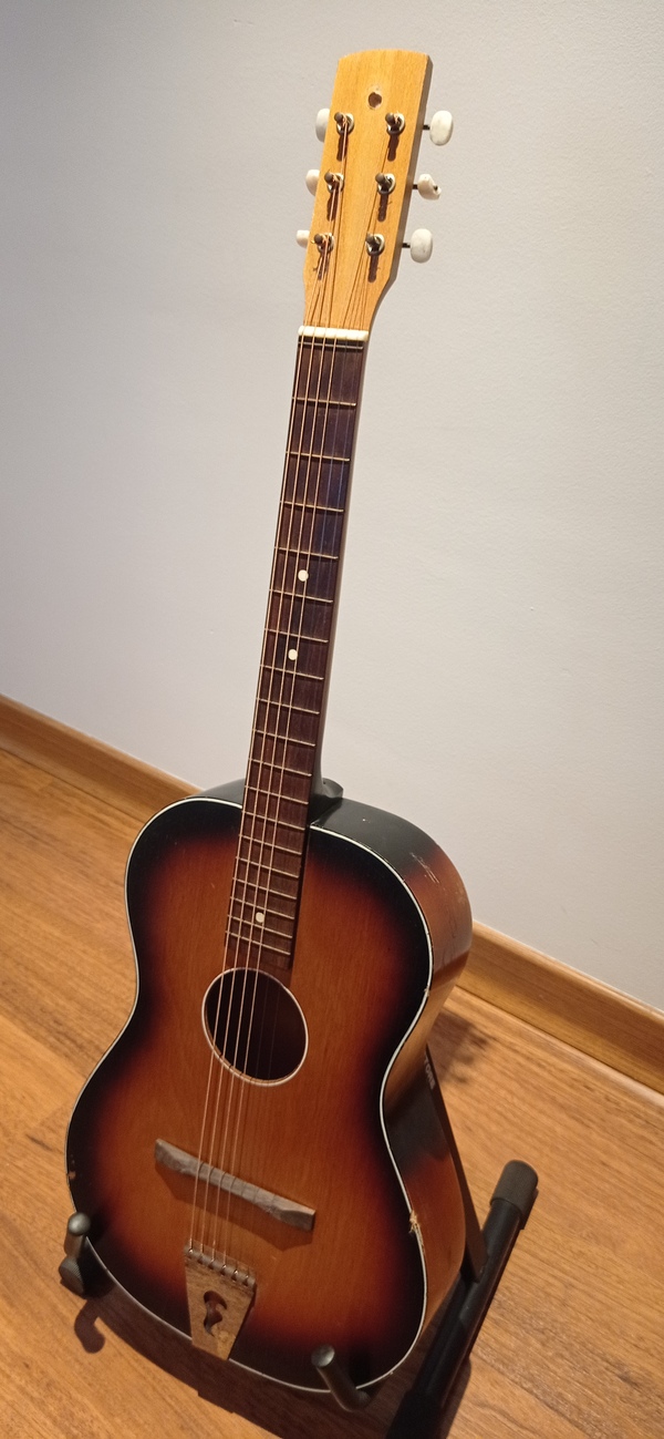 GUITARRA ACUSTICA TIPO PARLOR EGMOND