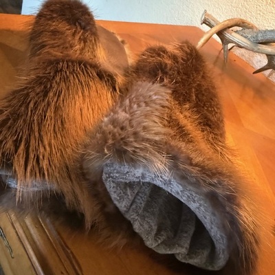 Brown palm mens beaver mittens