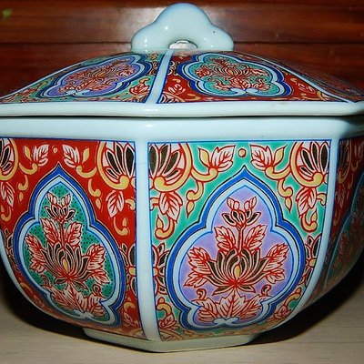 Arita imari lidded octagon rice bowl made in japan. artist signed/stamped