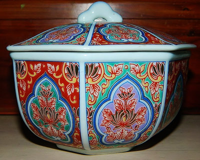 Arita Imari Lidded Octagon Rice Bowl Made in Japan. Artist Signed/Stamped